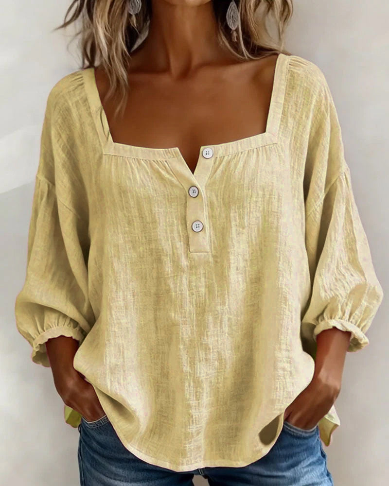 Blusa sencilla con escote cuadrado y mangas largas.
