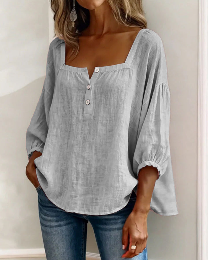 Blusa sencilla con escote cuadrado y mangas largas.
