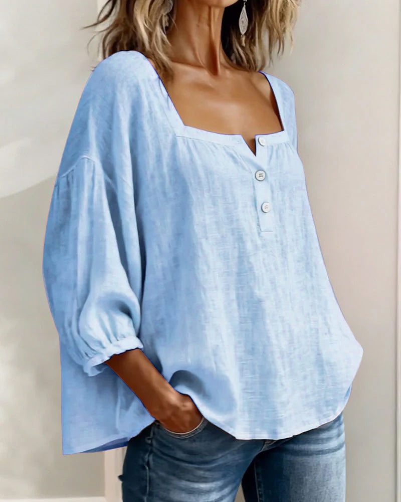 Blusa sencilla con escote cuadrado y mangas largas.