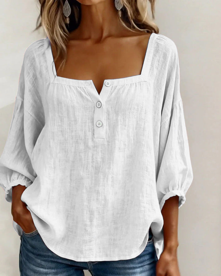 Blusa sencilla con escote cuadrado y mangas largas.