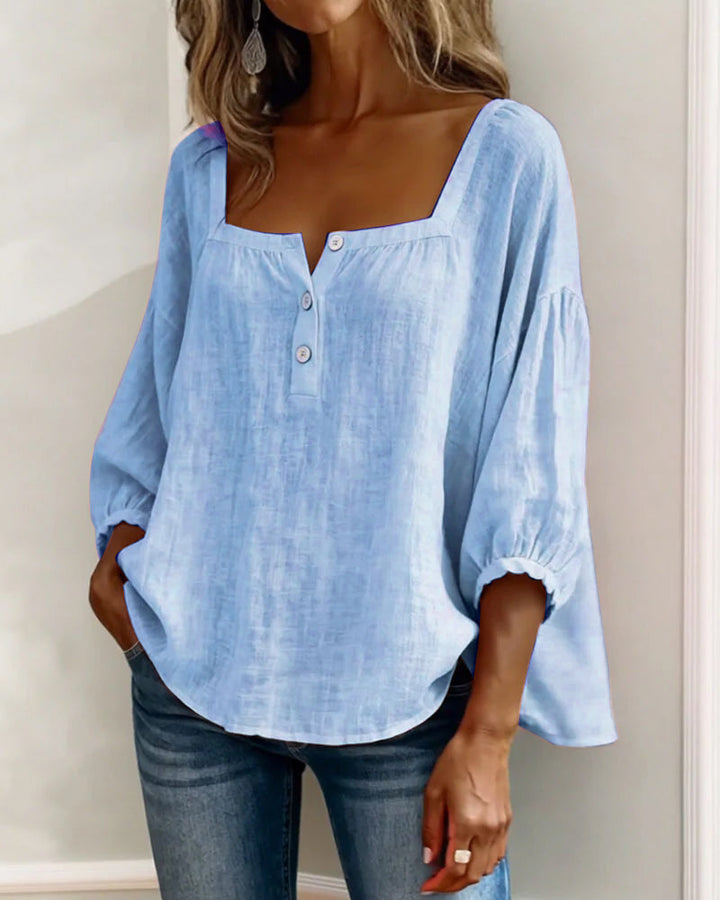 Blusa sencilla con escote cuadrado y mangas largas.