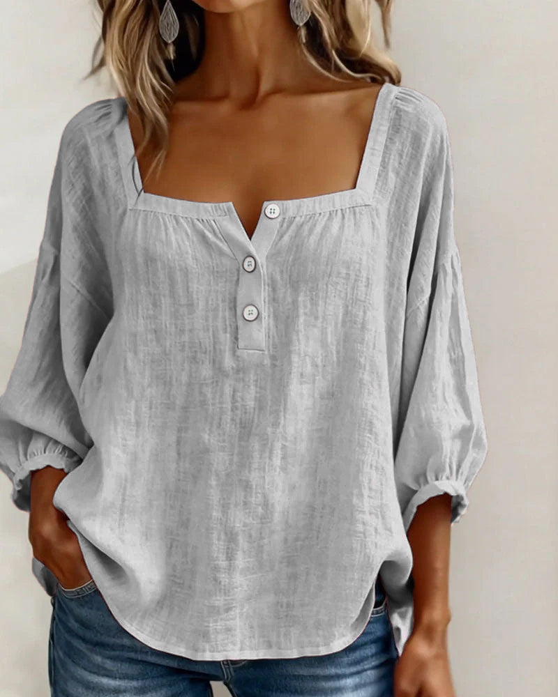 Blusa sencilla con escote cuadrado y mangas largas.