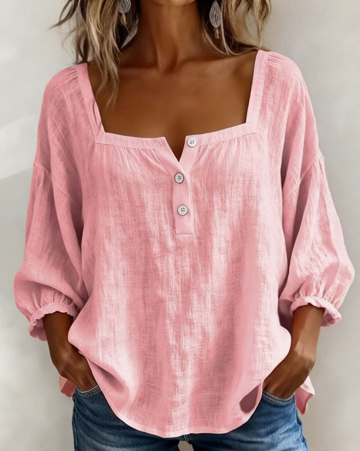 Blusa sencilla con escote cuadrado y mangas largas.
