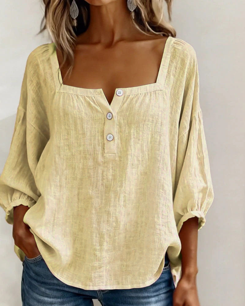 Blusa sencilla con escote cuadrado y mangas largas.