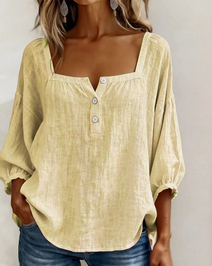 Blusa sencilla con escote cuadrado y mangas largas.