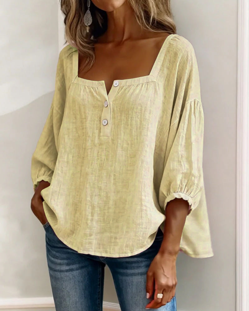 Blusa sencilla con escote cuadrado y mangas largas.