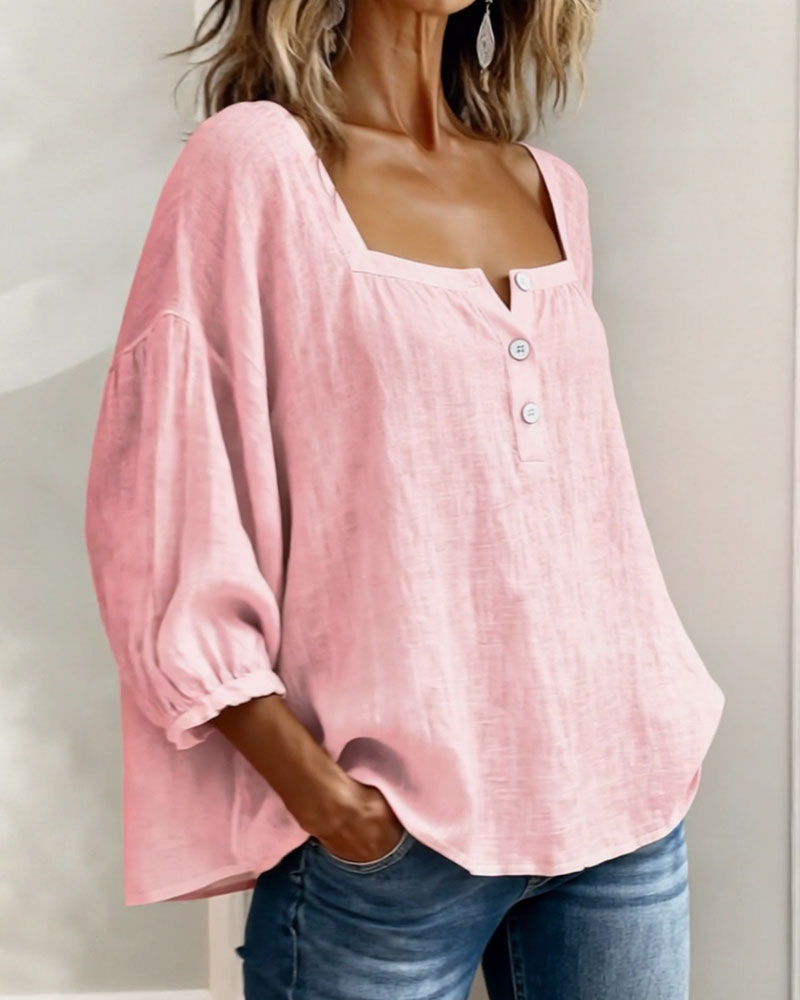 Blusa sencilla con escote cuadrado y mangas largas.