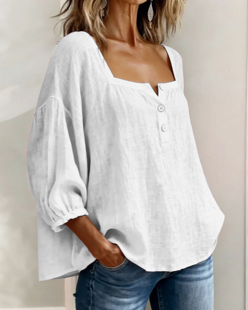 Blusa sencilla con escote cuadrado y mangas largas.