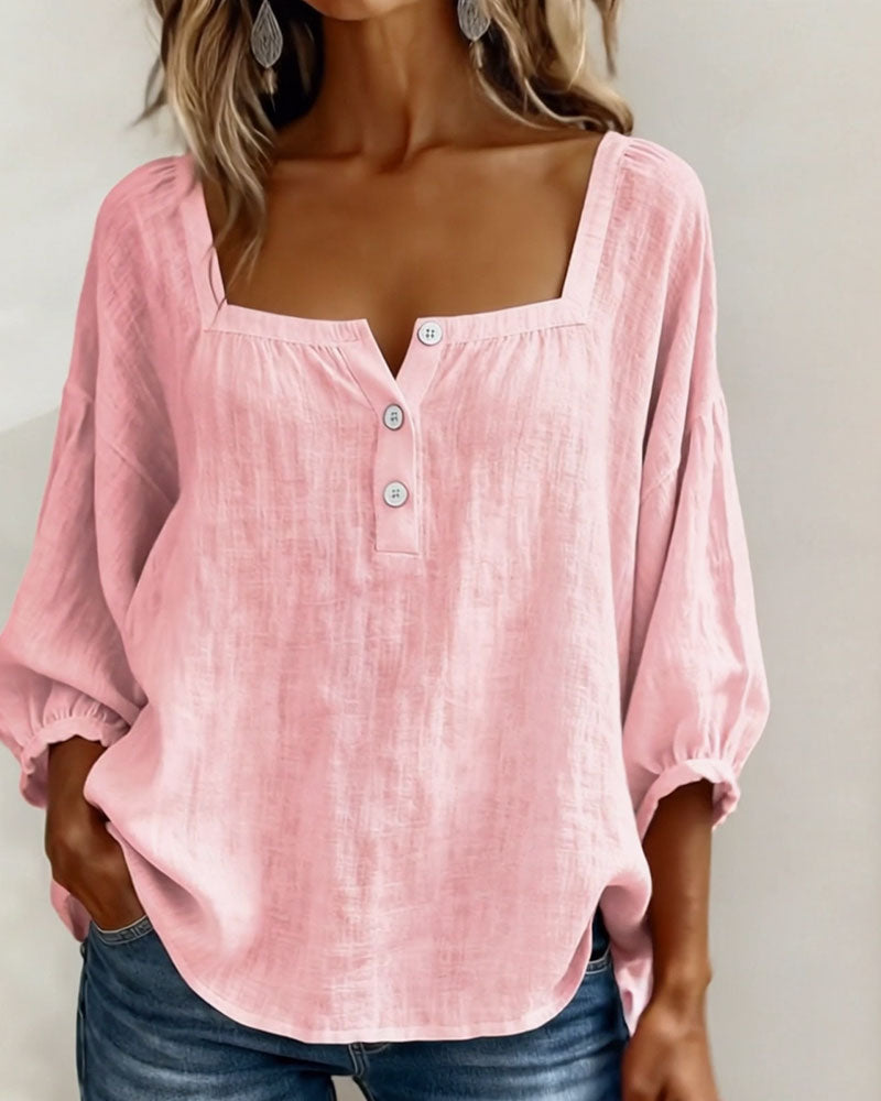 Blusa sencilla con escote cuadrado y mangas largas.