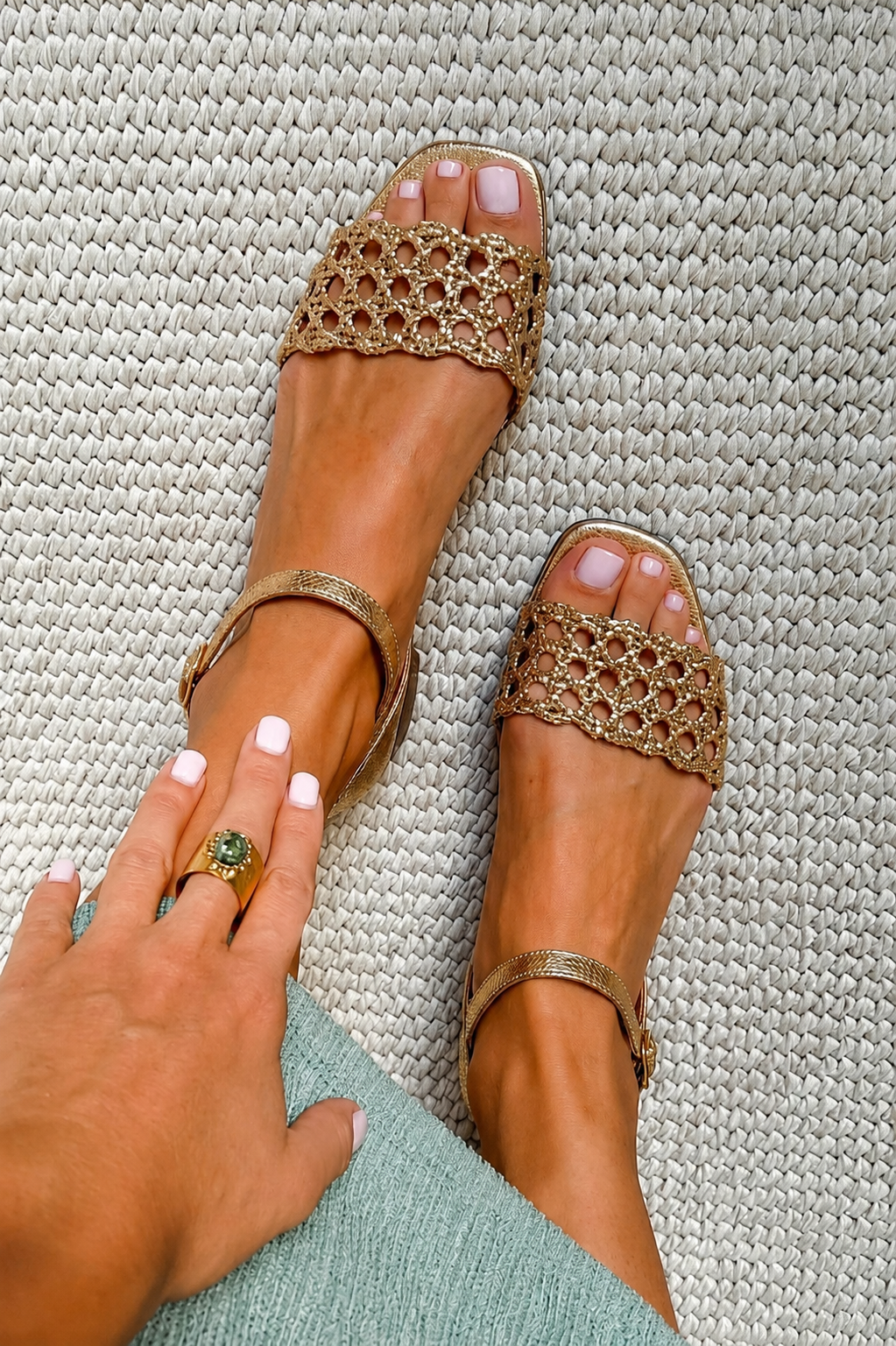Greta | Sandalias doradas perforadas