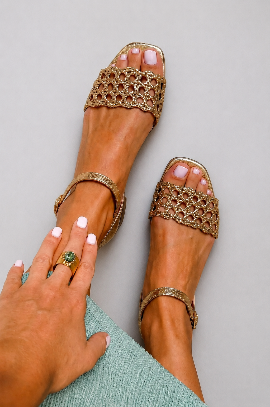 Greta | Sandalias doradas perforadas
