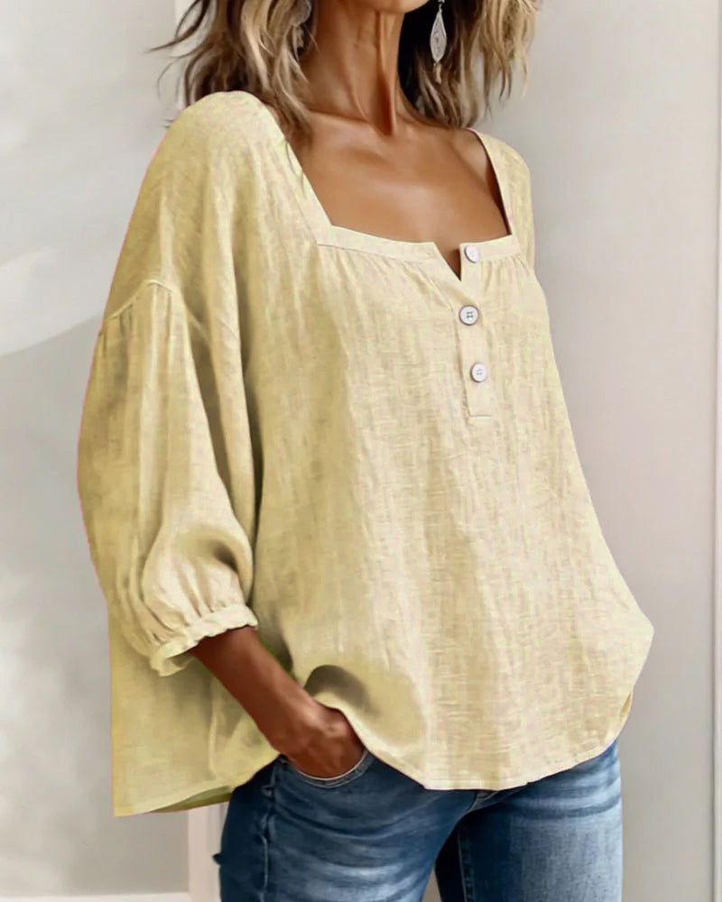 Blusa sencilla con escote cuadrado y mangas largas.