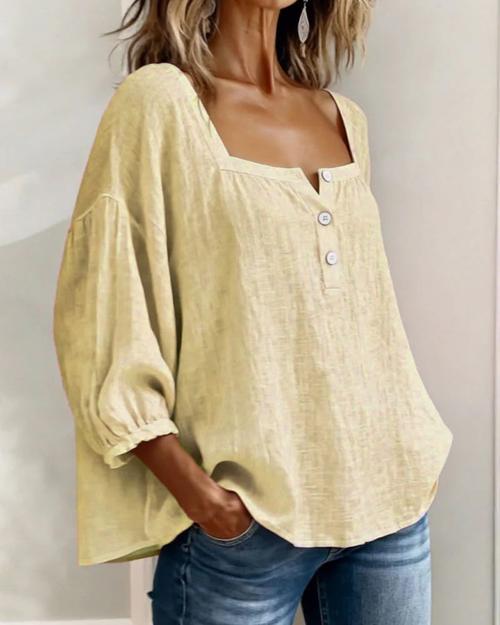 Blusa sencilla con escote cuadrado y mangas largas.