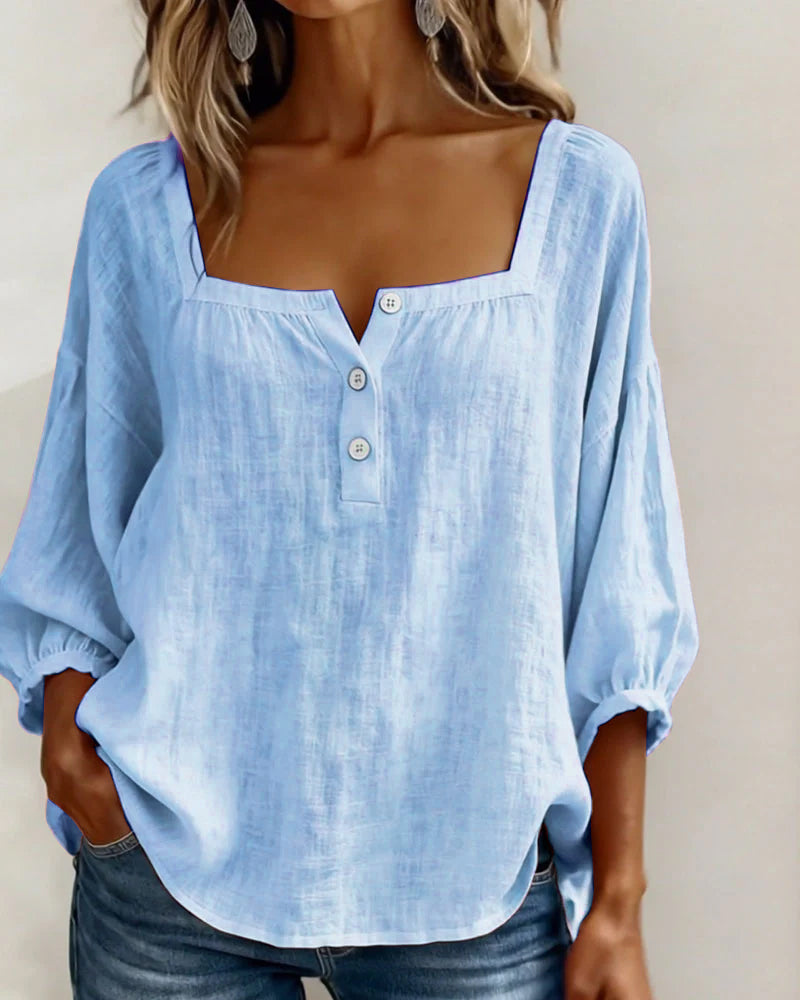 Blusa sencilla con escote cuadrado y mangas largas.
