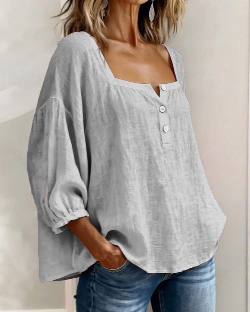 Blusa sencilla con escote cuadrado y mangas largas.