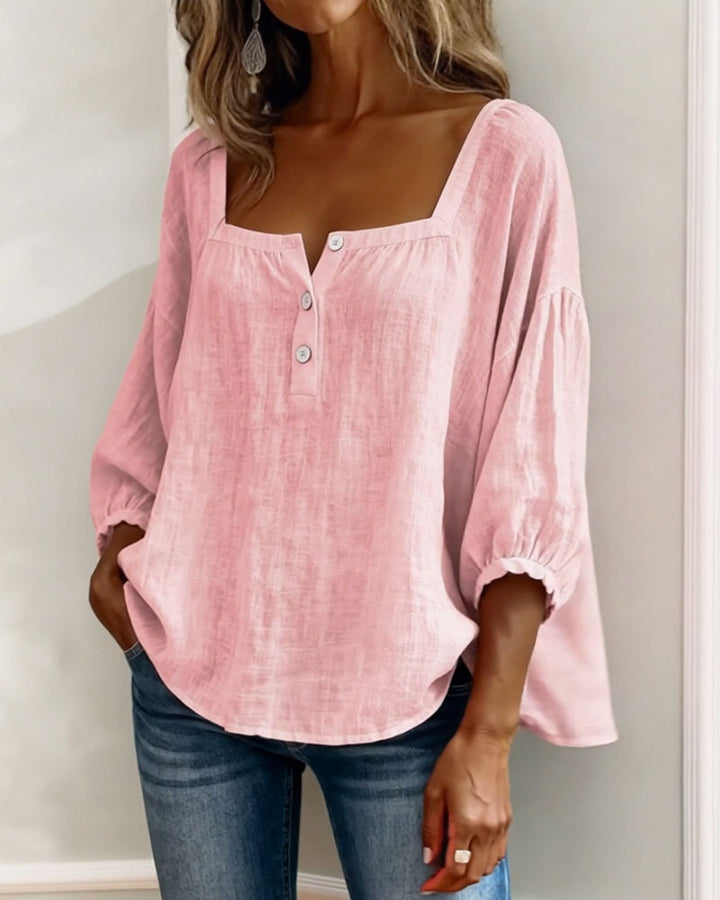Blusa sencilla con escote cuadrado y mangas largas.