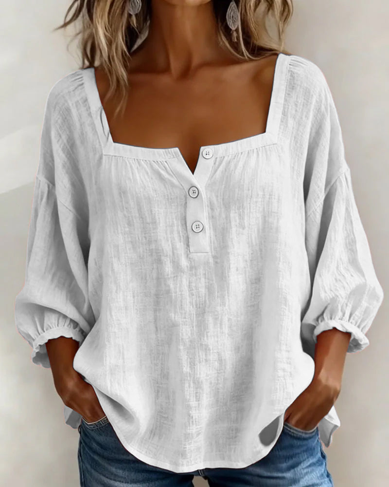Blusa sencilla con escote cuadrado y mangas largas.