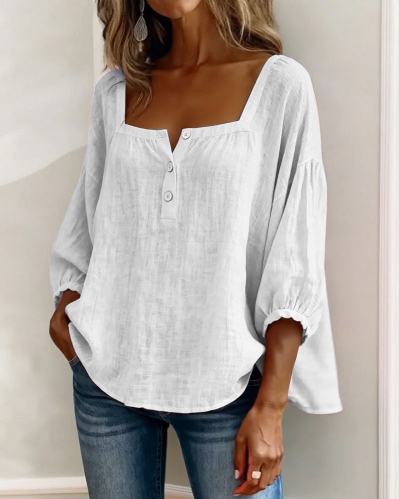 Blusa sencilla con escote cuadrado y mangas largas.